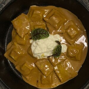 Равиоли с уткой с соусом Демиглас