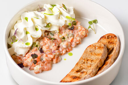 Тартар из лосося с битым огурцом и муссом из феты