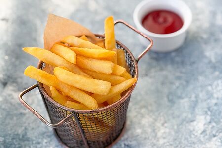 Картофель фри с кетчупом