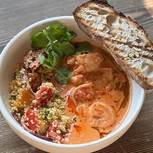 Креветки с кускусом и томатами