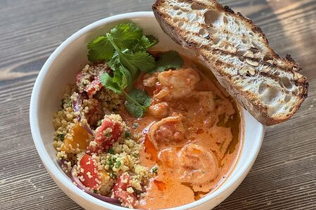 Креветки с кускусом и томатами