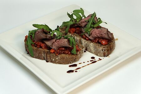 Брускетта с ростбифом и печёным сладким перцем