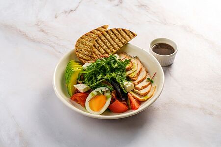 Салат с курицей и авокадо