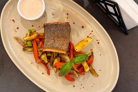 Филе форели с овощами и сливочным соусом