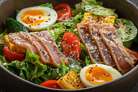 Салат с тунцом татаки и кунжутным дрессингом