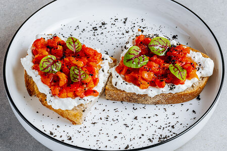 Брускетта со страчателлой и конфи из перца