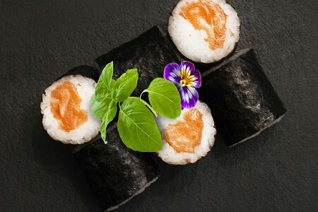 Маки с лососем