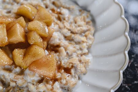 Овсяная каша с яблоком и корицей