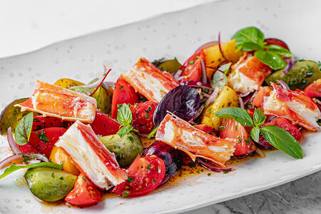 Салат по-каталонски с крабом и томатами