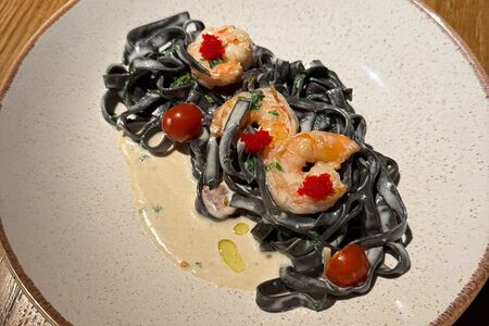 Паста с чернилами каракатицы и тигровыми креветками