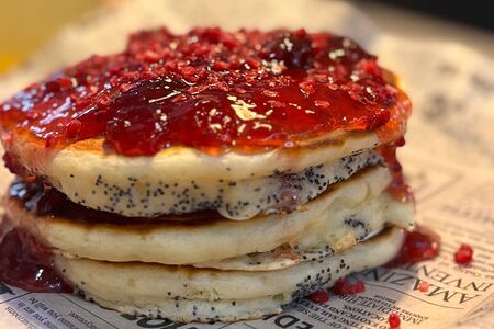 Панкейк с маком и клубничным вареньем 