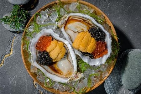 Устрицы с тремя видами икры и соусом понзу