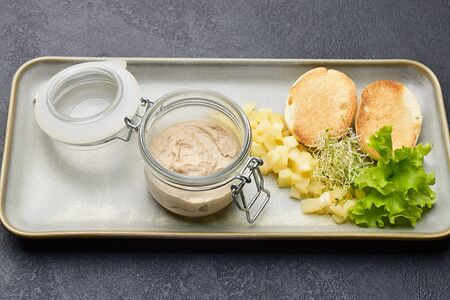 Паштет из кролика с яблочным конфитюром