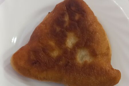 Пирожок, жаренный с мясом