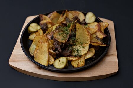 Шипящая сковорода со свининой