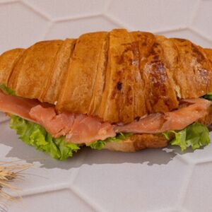 Круассан с красной рыбой и сливочным сыром