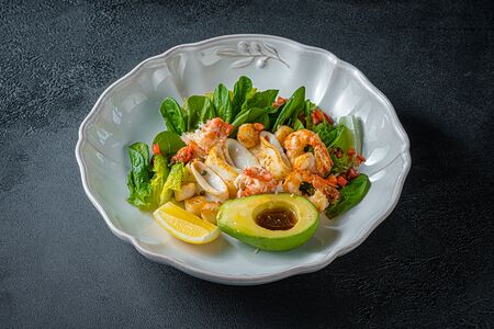 Большой Фирменный салат с морепродуктами