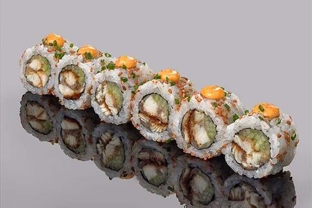 Ролл с копченым угрем, огурцом в остром соусе