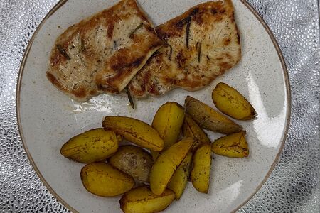 Стейк из куриной грудки с картофелем черри