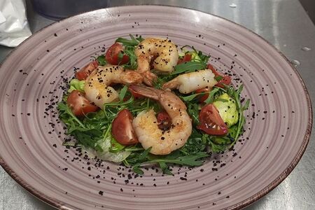 Салат с креветками в соусе сладкий чили