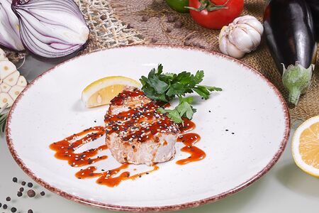 Стейк из тунца на гриле