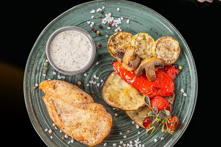 Грудка на гриле с овощами гриль