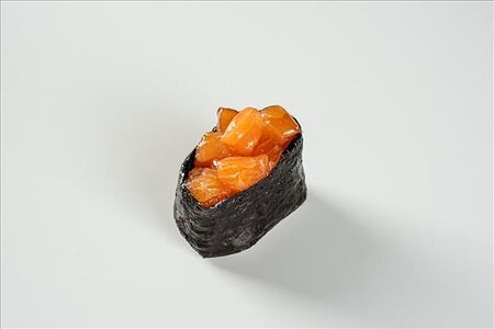 Гункан с лососем