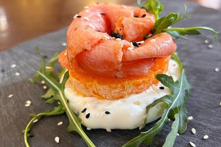 Копченый лосось на сырной подушке