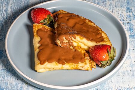 Блины с клубникой и шоколадом