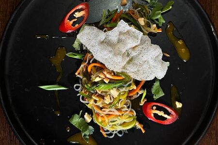 Азиатский салат с соусом манго-чили