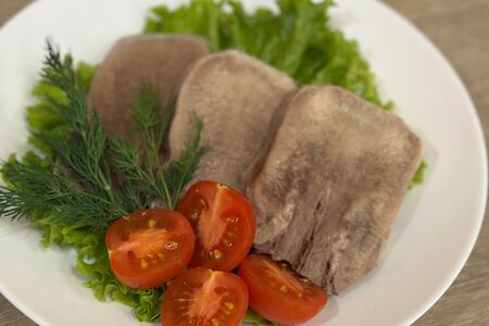 Отварной говяжий язык 