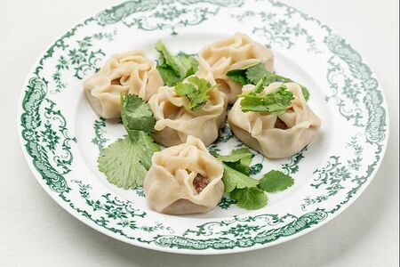 Буузы с бараниной и чесночной сметаной