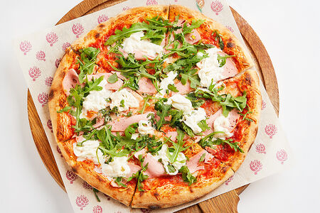 Пицца с мортаделлой и фермерской страчателлой 