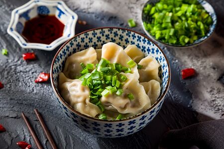 Отварные пельмени в соусе 