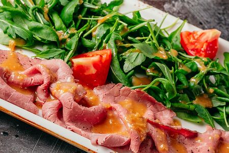 Ростбиф салат с томатами