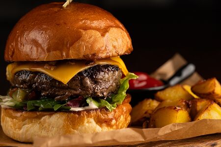 Бургер с мраморной говядиной и обжаренным картофелем