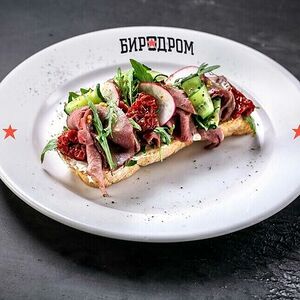 Брускетта с ростбифом
