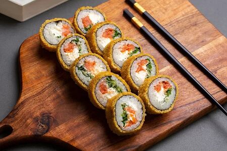 Горячий ролл с лососем
