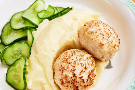 Биточки из индейки с пюре