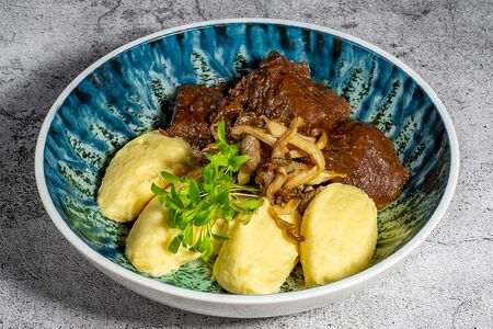 Телячьи щеки с пюре из цветной капусты