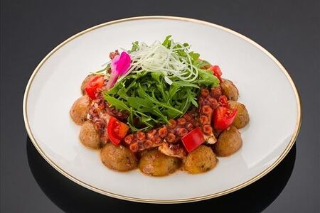 Теплый салат из осьминога