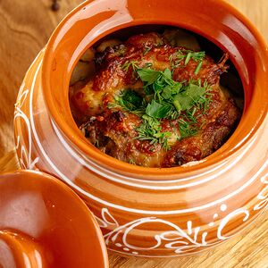 Томленая свинина с картофелем в горшочке под сырной корочкой