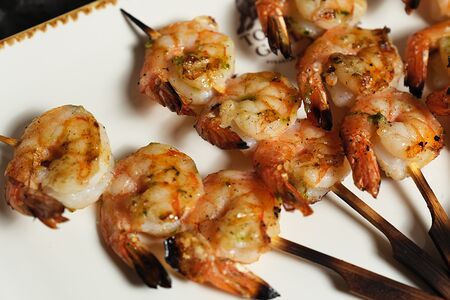 Креветки, обжаренные на гриле