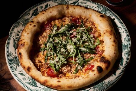 Пицца с курицей и рукколой