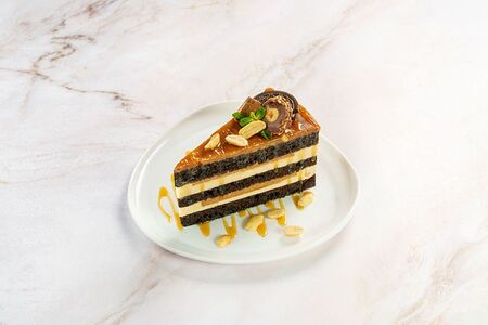 Торт Сникерс с орехово-карамельным муссом