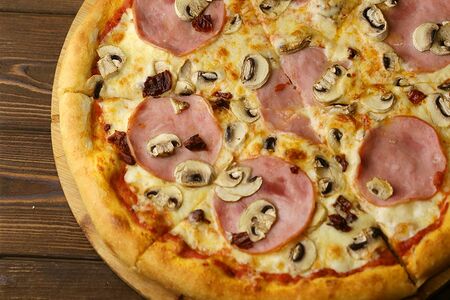 Пицца с ветчиной и грибами