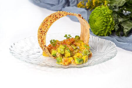 Тартар из лосося с манго и авокадо