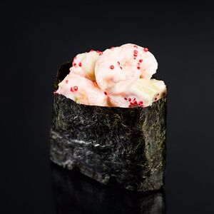 Гункан с салатными креветками и огурцом