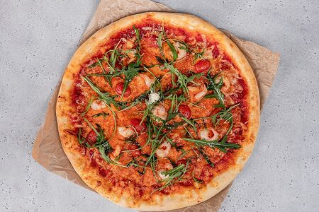 Пицца с креветками и руколой