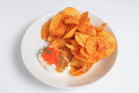 Чипсы, сметана, красная икра